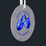 Adorno Hanukkah Sueña Con Niños De Cute Azul Chrismukkah<br><div class="desc">La tradición de Chrismukkah es sobre el amor a la familia y la mezcla de dos feriados en recuerdos que abrazan ambas creencias. Este adorno de Happy Hanukkah con doble Dreidels en colores llamativos de azul intenso y blanco crujiente sobre un fondo falso de plata se verá bien en un...</div>