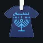 Adorno Hanukkiah Feliz feriado judío en Hanukkah Menorah<br><div class="desc">Símbolo de Hanukkiah. Feliz Fiesta de Hanukkah Día de fiesta judía Menorah Azul. Decoración de Chanukkah de la festividad judía con el símbolo decorativo tradicional de Chanuka - color azul marino hanukkiah menorah, candelabro con velas, estrella de David y ilustracion de luces brillantes de neón azul. Decoración del evento del...</div>