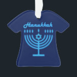 Adorno Hanukkiah Feliz feriado judío en Hanukkah Menorah<br><div class="desc">Símbolo de Hanukkiah. Feliz Fiesta de Hanukkah Día de fiesta judía Menorah Azul. Decoración de Chanukkah de la festividad judía con el símbolo decorativo tradicional de Chanuka - color azul marino hanukkiah menorah, candelabro con velas, estrella de David y ilustracion de luces brillantes de neón azul. Decoración del evento del...</div>