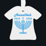 Adorno Hanukkiah Feliz feriado judío en Hanukkah Menorah<br><div class="desc">Símbolo de Hanukkiah. Feliz Fiesta de Hanukkah Día de fiesta judía Menorah Azul. Decoración de Chanukkah de la festividad judía con el símbolo decorativo tradicional de Chanuka - color azul marino hanukkiah menorah, candelabro con velas, estrella de David y ilustracion de luces brillantes de neón azul. Decoración del evento del...</div>