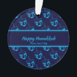 Adorno HAPPY HANUKKAH Cyan Azul Dreidel personalizado<br><div class="desc">Elegante y elegante decoración HANUKKAH. El diseño muestra una impresión de modelo cian en un patrón de mosaico con texto de marcador de posición de personalizable que puede reemplazar con su propia elección de saludo y texto. La combinación de colores es azul y cian. Hay otras versiones disponibles. Se pueden...</div>