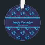Adorno HAPPY HANUKKAH Personalizado Dreidel Blue Cyan<br><div class="desc">Elegante y elegante decoración HANUKKAH. El diseño muestra una impresión de estilo cian en un patrón de baldosas con texto de marcador de posición de personalizable que puede reemplazar con su propia elección de saludo y texto. La combinación de colores es azul y cian de medianoche. Hay otras versiones disponibles....</div>