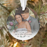 Adorno Hermosa Mistletoe Primera Navidad Mr & Mrs Photo<br><div class="desc">Ornamento de fotos celebrando su primera Navidad como Sr. y Sra. personalizada con foto,  apellido y el año con una rama de bonito. Primer ornamento de fotos de Navidad personalizado con fotos de bodas. Primera Navidad como adorno de fotos casadas con una rama de bonito.</div>