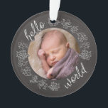 Adorno Hola Chalkboard El primer bebé personalizado<br><div class="desc">¡Presentar un niño especial al mundo con este adorno acrílico personalizado! Un marco de tipo pizarra con texto de guión y rollos decorativos rodea la foto de su bebé. El reverso repite el texto de Hello junto con el nombre del bebé y la fecha de nacimiento. ¡Es un regalo artístico,...</div>
