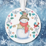 Adorno Hombre de nieve con niños de orejas rojas<br><div class="desc">Este adorno navideño tiene un muñeco de nieve alegre vestido con su sombrero superior, bufanda de invierno, chaqueta y mitones. Con una gran sonrisa en la cara, está mirando un pequeño pájaro cardenal rojo que está encaramado en una hoja azul y corona de baya roja. La parte posterior del ornamento...</div>