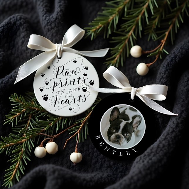 Adorno Impresiones sobre nuestro corazón manuscrito Masco (Paw Prints on Our Hearts Script Pet Photo Memorial Ornament)