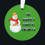 Adorno Ingeniero Coolest Snowman<br><div class="desc">Un muñeco de nieve usando un gorra duro con texto El ingeniero más genial del mundo es un diseño de ingeniería humorística. Regalos divertidos para estudiantes universitarios e ingenieros por cumpleaños y vacaciones de invierno.</div>