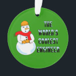 Adorno Ingeniero Coolest Snowman<br><div class="desc">Un muñeco de nieve usando un gorra duro con texto El ingeniero más genial del mundo es un diseño de ingeniería humorística. Regalos divertidos para estudiantes universitarios e ingenieros por cumpleaños y vacaciones de invierno.</div>