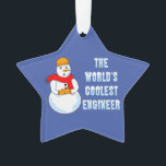 Adorno Ingeniero Mecánico más Coolest<br><div class="desc">El mejor texto de ingeniero mecánico del mundo con un muñeco de nieve sosteniendo un equipo y llevando un gorra y una bufanda con engranajes es un diseño de ingeniería humorística para los cumpleaños y las vacaciones de invierno.</div>