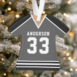 Adorno Jersey de hockey gris y negro personalizado<br><div class="desc">Celebra tu estrella de hockey con este adorno de jersey de hockey gris y negro personalizado. Perfecto para conmemorar una temporada especial,  jugador o equipo. Personalizar con un nombre y un número para crear un keepsake único.</div>