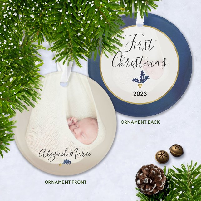 Adorno La primera foto de Navidad del bebé, azul y oro (Baby's First Christmas Dated Keepsake Ornament with Baby's Name and Blue Design Accents )