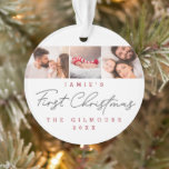 Adorno La primera Navidad del bebé: 3 fotos del Personali<br><div class="desc">Captura la magia de la primera Navidad de tu bebé con este adorno de 3 fotos de la primera Navidad de este bebé moderno. Diseñado para las familias que quieren incluir más de una foto preciada, este adorno es perfecto para mostrar fotos de bebés, fotos familiares o momentos de vacaciones...</div>