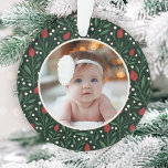 Adorno La primera Navidad del niño con marco floral clási<br><div class="desc">Este hermoso ornamento de fotos de la Primera Navidad para bebés presenta un patrón de flores y vegetación dibujado a mano en colores clásicos de Navidad tradicionales, rojo, verde y marfil, sobre un fondo verde oscuro. Un pequeño marco de color marfil permite que la foto se destaque contra el fondo....</div>