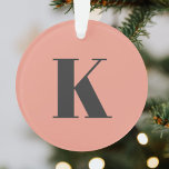 Adorno Letra inicial | Monograma de diseño moderno<br><div class="desc">Sencilla y elegante letra inicial monograma vacaciones adorno en tipografía minimalista moderna en gris oscuro sobre rosa melocotón. Un regalo perfecto para personalizados o accesorio de Navidad con un toque personal!</div>