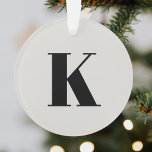Adorno Letra inicial | Monograma Moderno y de moda<br><div class="desc">Sencillo y elegante adorno de monograma de letra inicial personalizado en tipografía minimalista moderna en negro sobre un fondo marcadamente gris. Un regalo perfecto para personalizados o accesorios de vacaciones con un toque personal!</div>