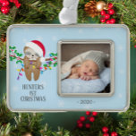 Adorno Lloviendo Adorable Sleeping Slots Primera Foto De<br><div class="desc">Pequeña y delgada pereza durmiente vestida con un sombrero de santa que cuelga en el primer ornamento navideño de un bebé con una rama sagrada. ...  Artículos coincidentes disponibles en nuestra tienda.</div>