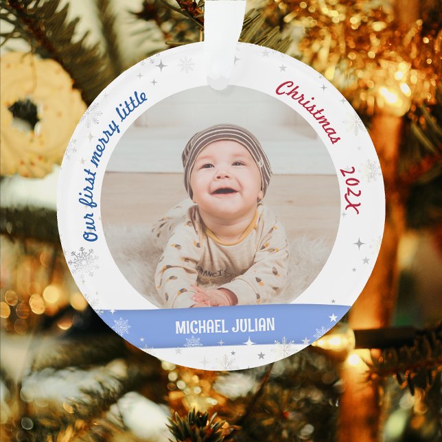 Adorno Los niños gemelos 2 fotos Los primeros Navidades (Cute Modern Elegant Personalized Our First Merry Little Christmas Twin Baby Boys 2 Photos Snowflakes)