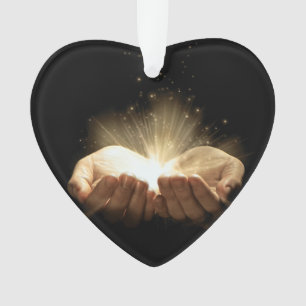 Adorno Manos dobladas que llevan a cabo la luz