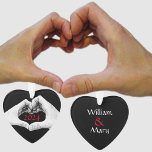 Adorno Manos en forma de corazón Blanco negro y rojo<br><div class="desc">Las manos de una pareja se reúnen y forman un corazón en este adorno navideño en negrita blanco y negro con año rojo para ser personalizado para la primera Navidad o el año en curso. Las manos están dibujadas sobre un fondo negro. Al revés, de nuevo en rojo, están tus...</div>