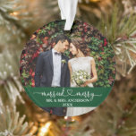 Adorno Married Merry Caligraphy Heart Boda Green<br><div class="desc">Ornamento de fotos de Boda con guijarros de nieve casada y elegante caligrafía de moras con copos de nieve. Verde</div>