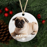 Adorno Mascota Perro Paw simple Imprimir foto nombre pers<br><div class="desc">El adorno de mascota personalizado para los amantes del perro incluye una foto de su peludo amigo en la parte delantera con un sencillo y moderno monograma de primer nombre con acento de huella de pata en blanco. Un patrón de coordinación de huellas de pata se viste por el lado...</div>