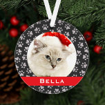 Adorno Mascota plateado Dibuja el nombre del gato del Per<br><div class="desc">Este elegante adorno de vacaciones personalizados puede ser personalizado con una linda foto de su gato mascota (o perro) y su nombre. Incluye un suave color de fondo negro con una banda de monograma rojo y un patrón de impresión de pata plateada. ¡Hace un regalo único para los amantes del...</div>