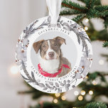 Adorno Mascota Primera Navidad 2 Foto Festividad de la co<br><div class="desc">Celebra la primera Navidad de tu mascota en su casa para siempre con este adorable adorno de keepsake. El diseño incluye una corona de invierno acuática festiva y dos fotografías diferentes de su mascota. Personalizar tu nombre de mascota en y año haciendo de este el regalo perfecto de mantenimiento!</div>