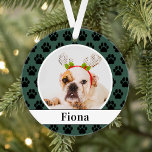 Adorno Mascota verde pintura imprime el nombre del perro<br><div class="desc">¡Presenta a tus adorables miembros de tu familia peluda en tu árbol de Navidad! Este diseño de adorno con motivos de pintura con motivos de pintura festiva presenta un moderno diseño de monograma que se puede personalizar con el nombre de su perro (o gato) y su foto. Cazador verde y...</div>