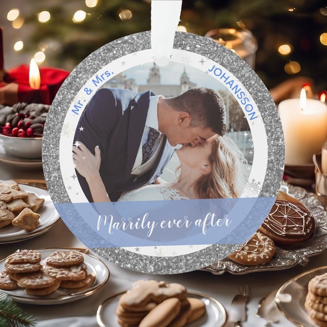 Adorno Matrimonio después de la primera Navidad como Sr.  (Our First Christmas as Mr. and Mrs. Elegant Marrily Ever After Silver Glitter 2 Photos Snowflakes)