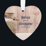 Adorno Matrimonio rural de leche rústica<br><div class="desc">Un adorno en forma de corazón con una temática rústica. Una vieja lata de leche oxidada con trigo y amapolas rojas descoloridas en el fondo colocadas contra un panel de madera desoladora. Personaliza con los nombres de la pareja boda y la fecha de boda.</div>