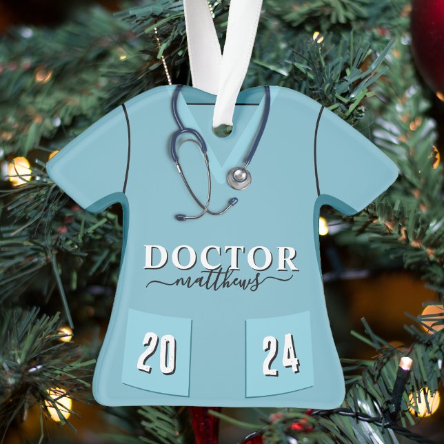 Adorno Médico Scrubs Blue Shirt Stethoscope Navidades (Doctor Scrubs Blue Shirt Stethoscope Christmas Ornament
)