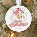 Adorno Merry Christmas Retro Typography Santa Gorra Rosa<br><div class="desc">Feliz Navidad,  tipografía retro rosa con un santa claus con un gorra rosa.</div>