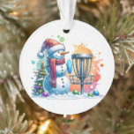 Adorno Merry Disk-mas | Navidades personalizados de disco<br><div class="desc">Ornamento navideño con temática de golf en disco personalizado. Un personalizado de nieve de color agua dulce en Santa hat al lado de una canasta de golf en la nieve al lado de un árbol de Navidad.</div>