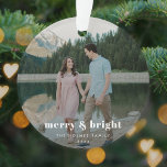 Adorno Merry y Bright | Foto de pareja de Navidades moder<br><div class="desc">Un elegante y moderno ornamento de fotos de vacaciones con una audaz tipografía retro que cita "alegre y brillante" en blanco. El saludo, el nombre y el año se pueden personalizar fácilmente para un toque personal. Un diseño moderno, minimalista y contemporáneo que destaca en estas vacaciones. La imagen que se...</div>