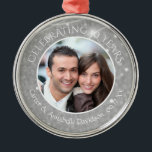 Adorno Metálico 10.º aniversario | Silver Sparkle Photo<br><div class="desc">Crea un conservador de fotos conmemorativo del décimo aniversario para una pareja especial con un adorno personalizado con su foto, nombres y fecha boda y el título CELEBRANDO 10 AÑOS en el tradicional color plateado por un décimo aniversario. También puede utilizar esta plantilla para CUALQUIER año de aniversario. EDITING TIP...</div>