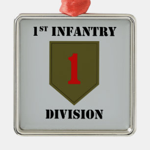 Adorno Metálico 1r División de infantería con el texto