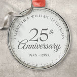 Adorno Metálico 25.º aniversario Boda de los corazones plateados<br><div class="desc">Diseñado para coordinar con nuestra colección 25º Aniversario de Corazones Plateados. Con delicados corazones plateados. Personalice con su especial información sobre los 25 años de plata en letras de plata de moda. Diseñado por Thisisnotme©</div>
