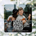 Adorno Metálico 2 Fotos y códigos QR cuadrado de enlace de sitio w<br><div class="desc">Este año se celebran las alegres maravillas de la tecnología moderna con una divertida e interactiva plaza de códigos QR metalizado adorno navideño. Todo el texto de esta plantilla es sencillo de personalizar o eliminar, y puede ser diferente o igual en el frente y en el reverso. (IMAGEN PLACEMENT TIP:...</div>