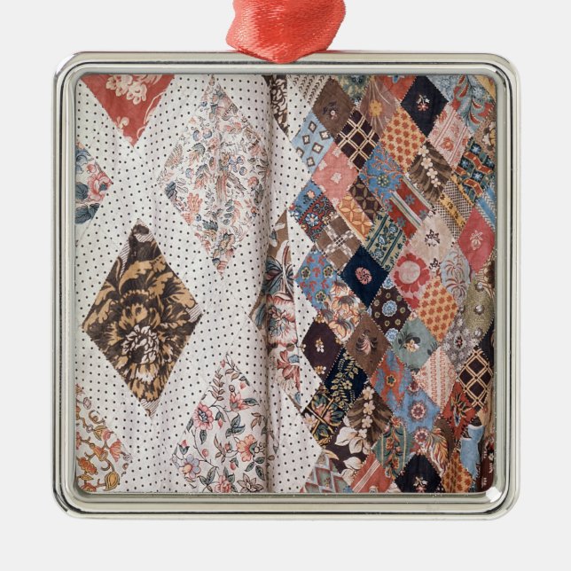 Adorno Metálico 53: Detalle de un edredón de remiendo hecho por la (Frente)