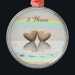Adorno Metálico 5.º aniversario Corazones de madera<br><div class="desc">Ornamento colgante con mi imagen de dos corazones de madera flotando en el agua bajo un arcoiris.</div>