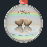 Adorno Metálico 5.º aniversario Corazones de madera<br><div class="desc">Ornamento colgante con mi imagen de dos corazones de madera flotando en el agua bajo un arcoiris.</div>