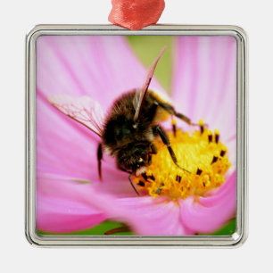 Adorno Metálico Abeja de miel alimentada con flores de cosmos