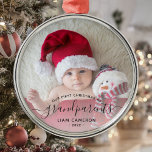 Adorno Metálico Abuelos primera foto de Navidad guión negro<br><div class="desc">Ayúdenles a celebrar a su primer nieto con este hermoso adorno moderno de keepsake. El texto fuera de negro dice "Nuestra primera Navidad como abuelos", con la palabra "abuelos" en un elegante guión de escritura a mano con florecientes antes y después. Reemplace fácilmente la imagen de ejemplo con su foto...</div>