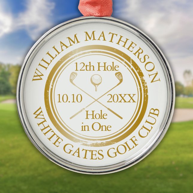 Adorno Metálico Agujero de golf en un oro clásico personalizado (Golf Hole in One Classic Gold Personalized Metal Ornament)