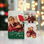 Adorno Metálico Alegre Collage de fotos mínimo presente cinta verd<br><div class="desc">Un hermoso adorno de navidad de collage de fotos mínimo. Personalizar con tres de tus fotos familiares favoritas. Joyful está escrito en un alfabeto moderno junto con el año y los nombres en la parte posterior. El regalo perfecto para darle a su familia esta temporada de vacaciones. Diseñado por papel...</div>