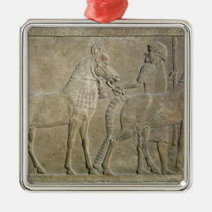 Adorno Metálico Alivio que representa los tributarios de Sargon II