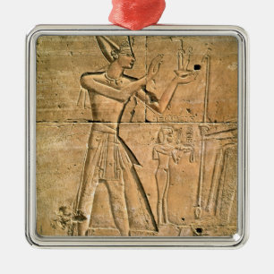 Adorno Metálico Alivio que representa Tuthmosis III que hace