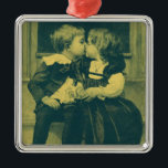 Adorno Metálico Amor vintage y foto romántica, niños besan<br><div class="desc">Fotografía de una vintage sepia en blanco y negro con una escena romántica y amorosa de Victoria. Imagen romántica que muestra a un niño y una niña,  dos niños que comparten un beso inocente.</div>
