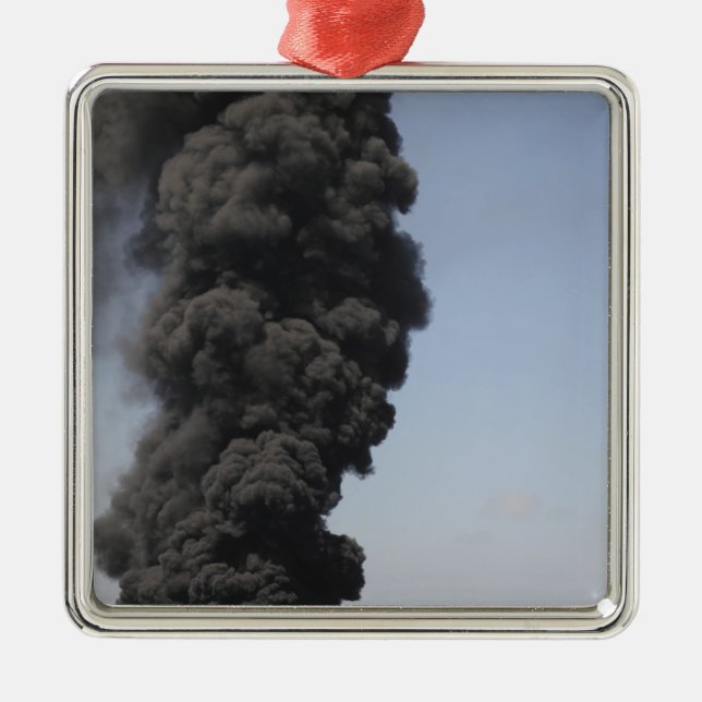 Adorno Metálico Aparecen nubes oscuras de humo y fuego (Frente)