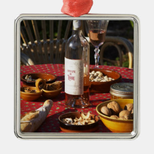 Adorno Metálico Aperitivo y aperitivos preparados: pan, aceitunas,